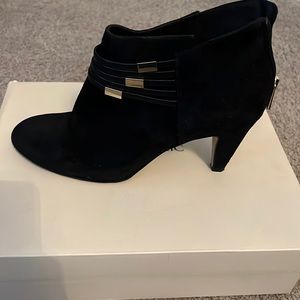 Black bootie in suede 3 in heel
